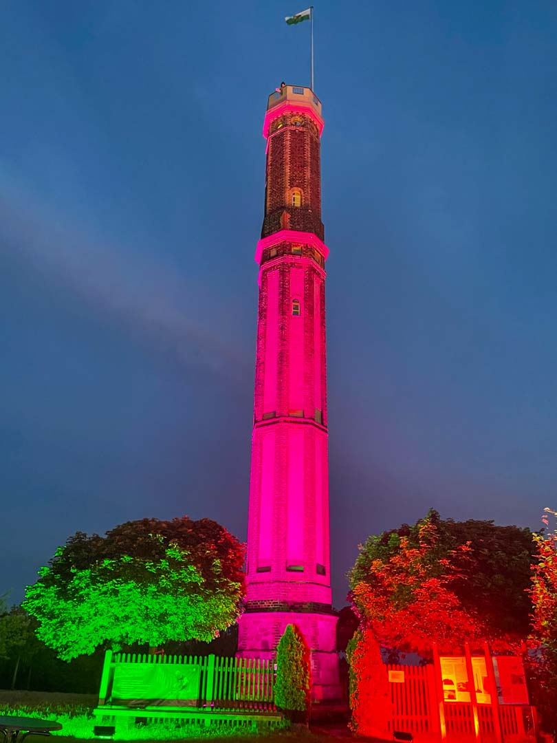 Bunt angestrahlter Turm